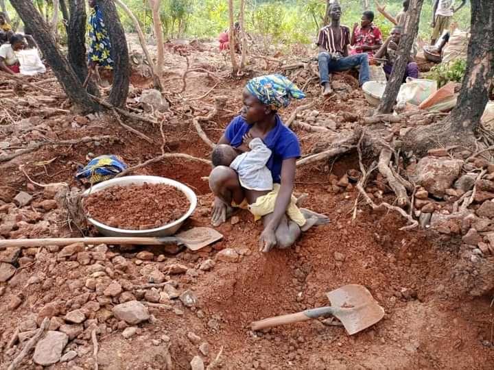 Makafaitsonshow's tweet photo. 😭🇨🇫Sur le site minier de Bozoum #Centrafrique,la pauvreté a le visage des femmes enceintes et des enfants
😭«c’est la galère qui m’a amené ici..., je peux rentrer avec 2000F (3€)/ jour»
Reportage RJDH https://t.co/hAE9EnLYtw
@amnestyfrance
@JohnLechner1 @Yerimabanga @236News https://t.co/IZGHOuG6DP