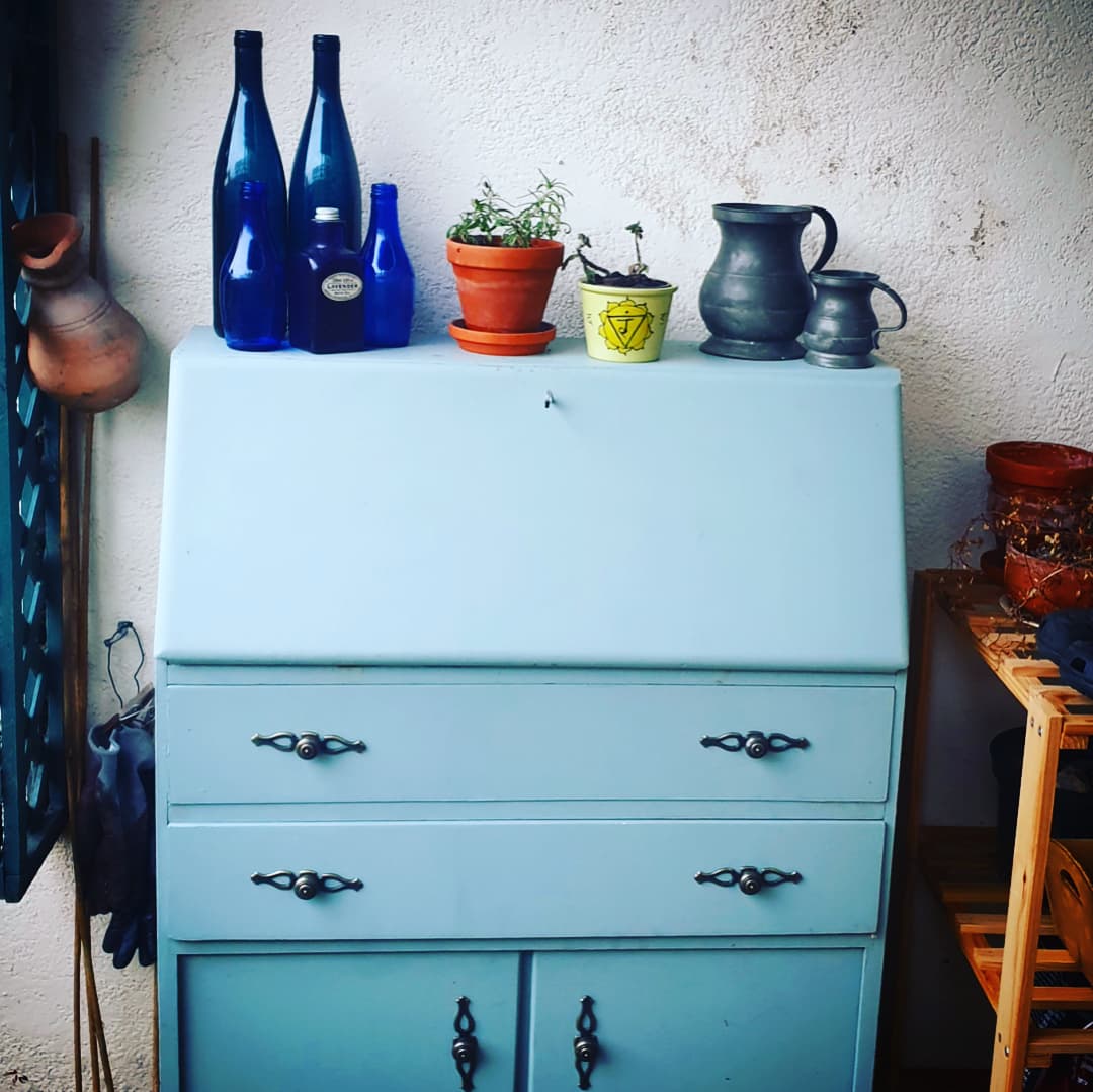 thecraeftcom's tweet photo. I finally got round to putting new handles on my outside alter and giving it a freshen up ready for #Mabon and #Samhain🌛🌕🌜💋 #wiccalifestyle #witch #alter #witchalter #moon #outsidealter #blue #calm #rosemary #throatchakra #solarplexus #chakra #space #enviroment #innerworld https://t.co/3EbpzXVNqj