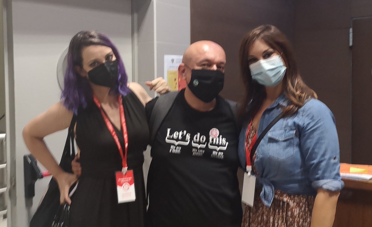 Ruisaba's tweet photo. ¿Más momentos fan en #Desgrana7?
Es que esta foto no podía faltar. Ya metí la pata con @boticariagarcia en #CCSC19 y tenía que cerrar el círculo haciéndome esta foto con @farmagemma y @raquelsastrecom 😅🤷🏻♂️
Pena de mascarilla, pero sonreímos con los ojos ☺️ https://t.co/FUyguMakmu