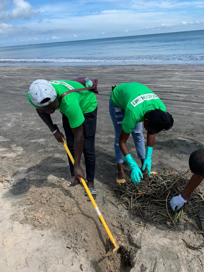 EarthGambia's tweet photo. In commemoration of #International Coastal Clean-up Day, Clean Earth Gambia & partner organizations, Future Proof (Banjul City Council), Doc Banjul, WAPSA and Ocean Heroes mobilized about 200 volunteers at the Banjul Beach today to clean the coastline. Exercise started 9am-12pm https://t.co/sAZ5rfF59D