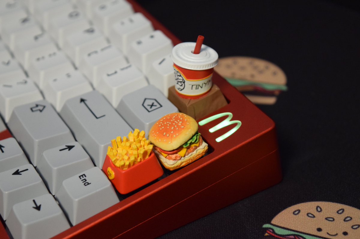 tinymakesthings's tweet image. 🍔 GIVEAWAY 🍔 

imagine this tiny lil burger on your board :) well you might not have to imagine because i’m giving out 1 cheeseburger keycap!! 

to enter:
- like + RT this post (no quoting pls)
- follow me 

giveaway closes sept 21 noon pt