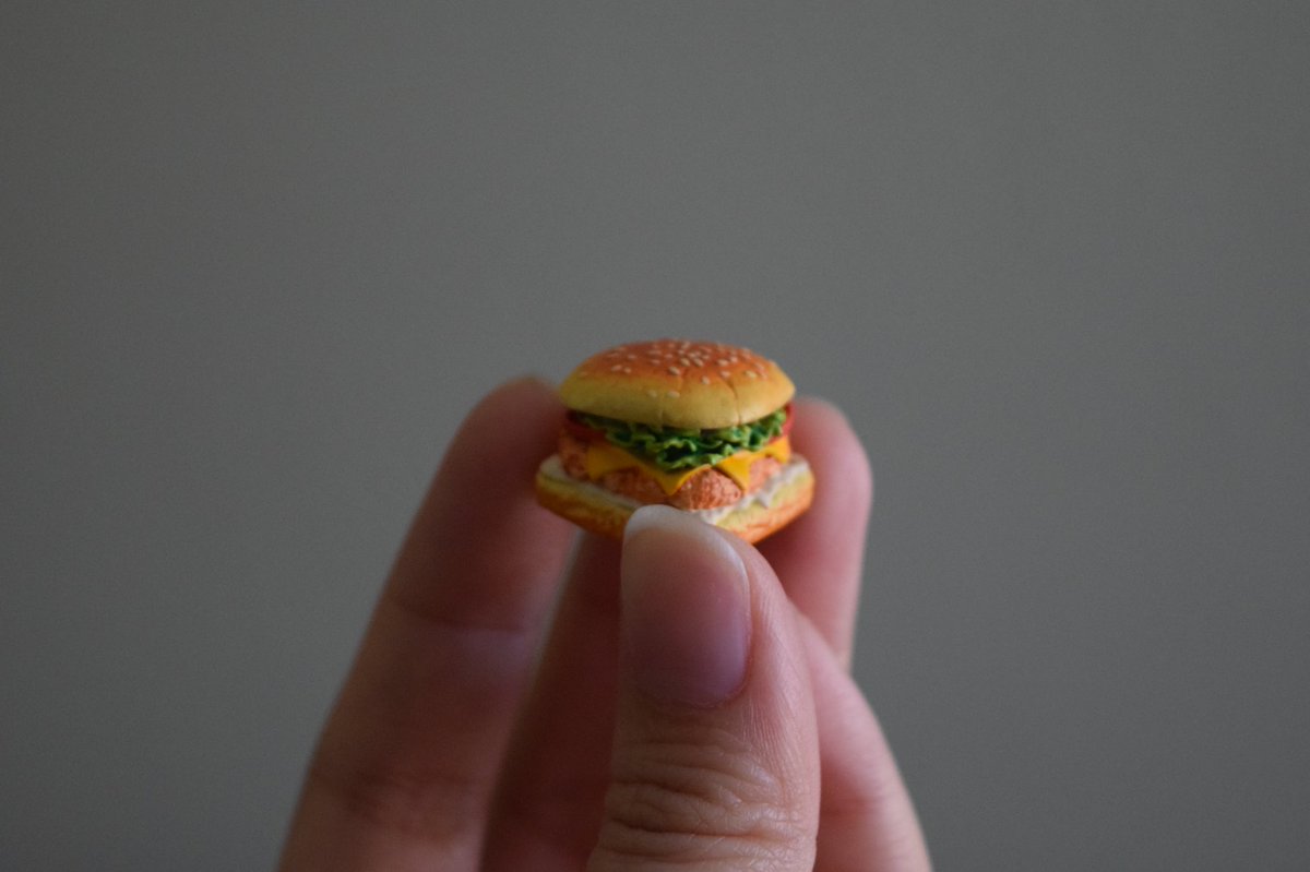 tinymakesthings's tweet image. 🍔 GIVEAWAY 🍔 

imagine this tiny lil burger on your board :) well you might not have to imagine because i’m giving out 1 cheeseburger keycap!! 

to enter:
- like + RT this post (no quoting pls)
- follow me 

giveaway closes sept 21 noon pt