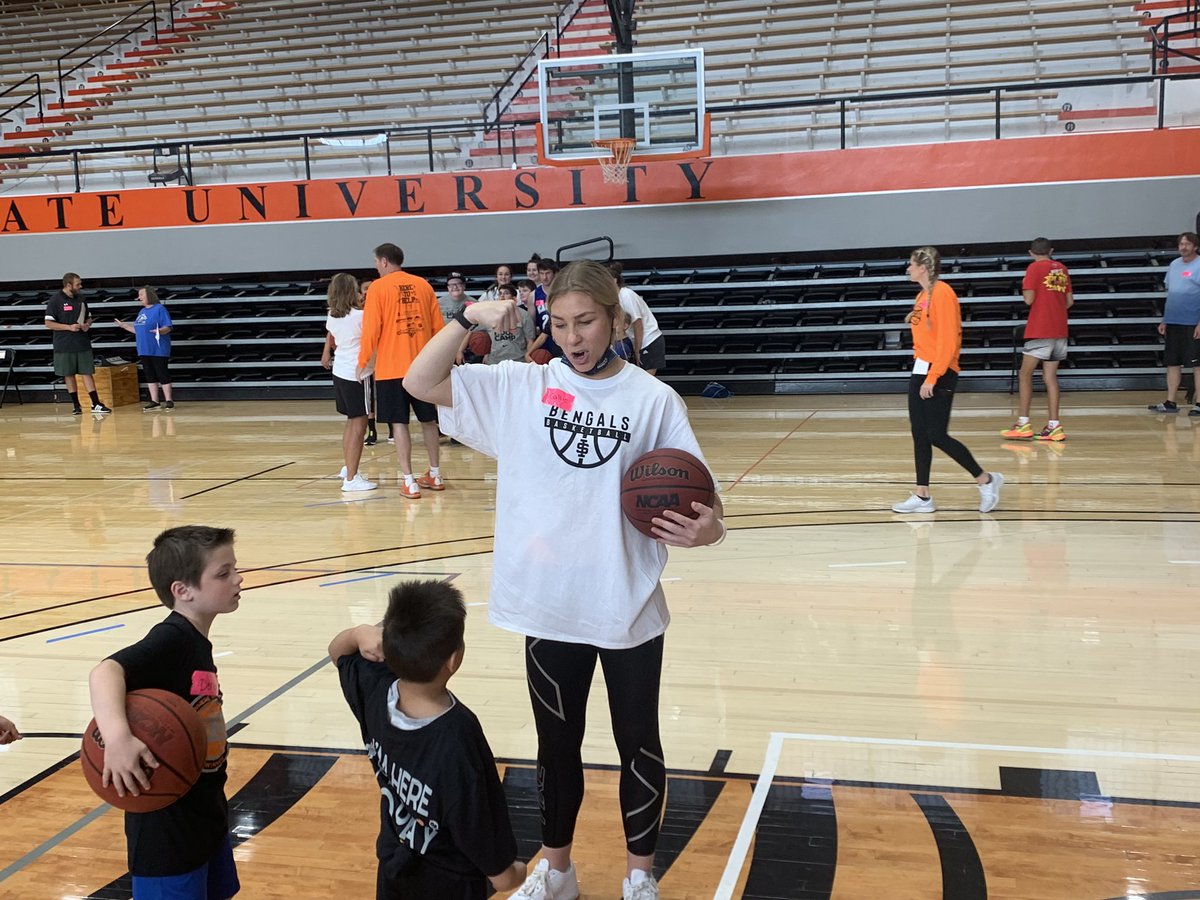 HeartofaBengal's tweet photo. Helping out with #HOOPCAMP today! https://t.co/jM9iHSF7NY