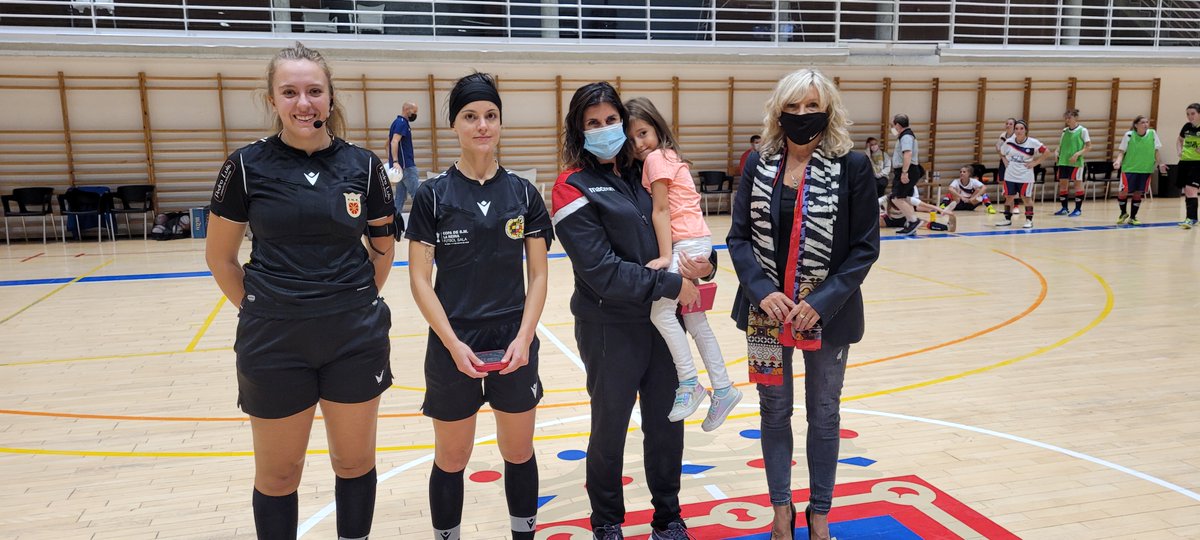🏆 #CopaNavarraFem 

Entrega de trofeos 👏👏👏

Leticia Romero, Ana Dévora y Nerea García

Entrega María Caballero
<a href="/Pamplona_ayto/">Ayuntamiento de Pamplona</a> 
 
¡Enhorabuena al trío arbitral! 

<a href="/MutilveraFemeni/">Mutilvera sala Femenino</a> <a href="/Txantrea_fsf/">Txantrea FSF</a> #futsalFEM #Arrosadía #Pamplona <a href="/deporte_na/">Deporte - Kirola</a> #Mutilva