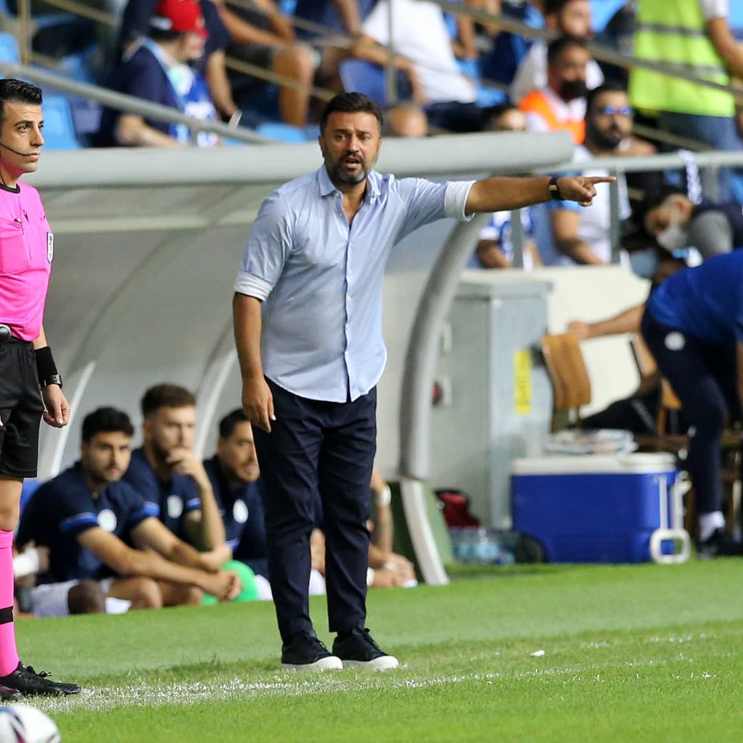 Türk futbolunun ilerlemesi için....
Ersun Yanal,
Bülent Uygun,
Aykut Kocamanı
Meclisten Yasa çıkarıp futboldan uzak tutucan..
Bukadar..