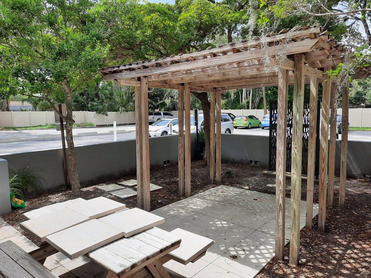 PlantsRtn's tweet photo. Such a great day for Manasota FNGLA,  donating time and materials for sarasota sparcc(safe place and rape crisis center)  creating a new space for employees and victims to let go of stress and anxiety.   @FNGLA @BigEarthSupply https://t.co/31BKG3IvdM