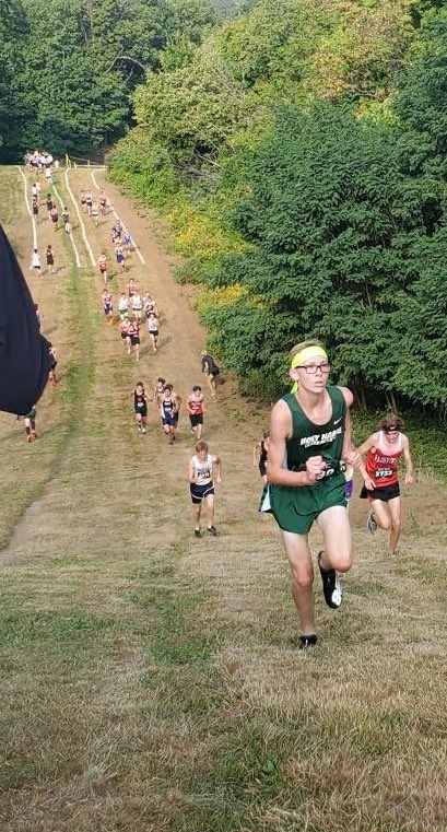 HNTrack2017's tweet photo. Today at Forest Hills, the boys team placed 5th out of 18 teams, led by Aaron Riley who placed 7th in the 110 person race.  Varsity was rounded out by Nick Bittner and Kevin Wadley who ran all time PRs, Colin Vrabel, and Luke Troy and Nick Hyatt who ran season best times https://t.co/VwzLLRa7l8