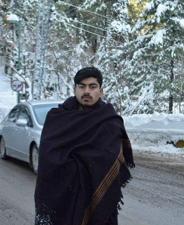 SarkarZaibi's tweet photo. Mera Dost Landay sy Shawl leny k Baad 😂✌🏻 https://t.co/n4SKCH26Lg