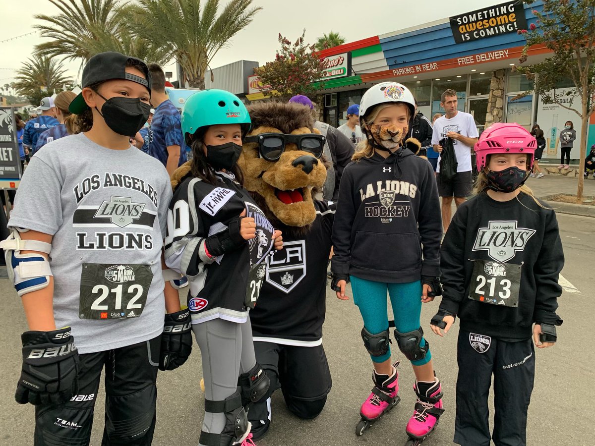LALionsHockey's tweet photo. A festive morning had by plenty of our #LALions families at todayโs #LAKings 5K Run/Walk fundraiser in Redondo Beach! Way to represent ladies! ๐โโ๏ธ ๐ ๐ฆ #blueshieldofca @BlueShieldCA https://t.co/QiiUj2o1jN