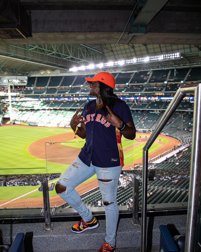 BarbT22's tweet photo. 🤟🏿⚾️🤟🏿🚀
#firstAstrosgame https://t.co/FvscFNeepF