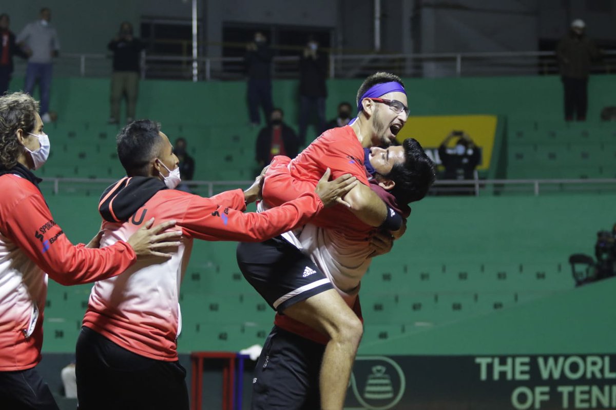 Tenisalmaximo's tweet photo. 🏆🎾 #CopaDavis 🇵🇪3️⃣Vs 2️⃣🇧🇦 ¡Triunfo peruano! Álvarez logra el sueño y logra el objetivo por 7-6, 6-4. #VamosPerú #TeamSporade
#DavisCup #ArribaPerú #PERBIH https://t.co/t7W5Wm1gZU