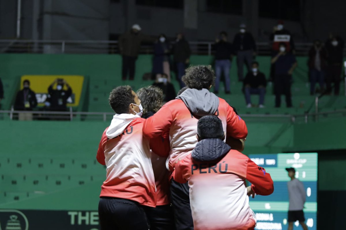 Tenisalmaximo's tweet photo. 🏆🎾 #CopaDavis 🇵🇪3️⃣Vs 2️⃣🇧🇦 ¡Triunfo peruano! Álvarez logra el sueño y logra el objetivo por 7-6, 6-4. #VamosPerú #TeamSporade
#DavisCup #ArribaPerú #PERBIH https://t.co/t7W5Wm1gZU