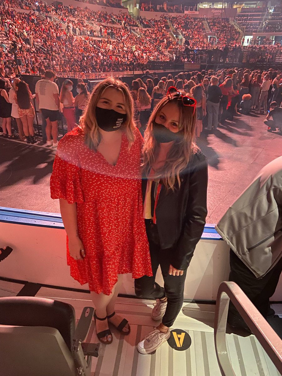 bekah__green's tweet photo. reflecting on the best night of my life. thank you @Harry_Styles for the show of a lifetime, and the coolest concert I’ve been to

@graysonn14 https://t.co/kPl18eaMVh