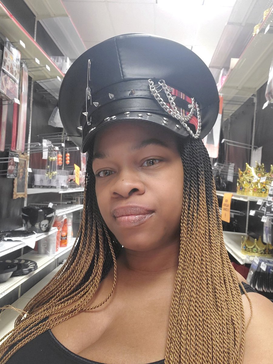 I so want this hat to be part of my life 🥰 #Evestrending #mondaythoughts #domination #leathermistress
