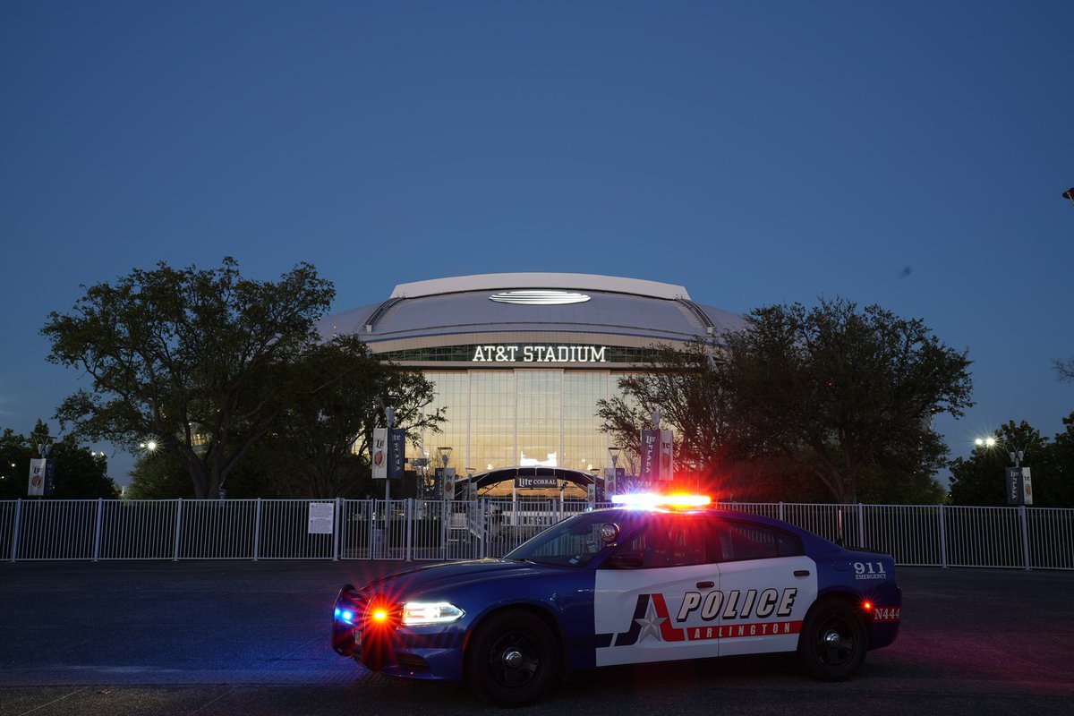 #ThankAPoliceOfficerDay Join me in saying thanks to <a href="/ArlingtonPD/">Arlington, TX Police</a> for their commitment and taking an oath to protect and serve our communities.