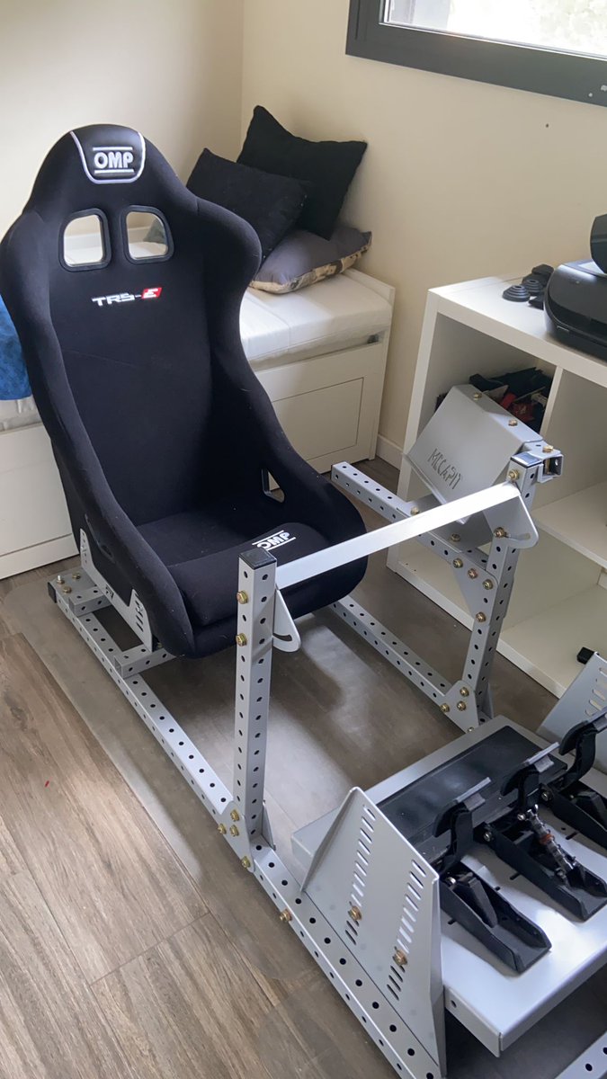 La semana pasada a nuestro piloto Egoitz le llego este fantástico Cockpit Mecapit de <a href="/UverreCockpit/">Uverre Cockpit</a> con el que seguro gana en comodidad y eso se traduce en una mejor experiencia. ¡A disfrutarlo!