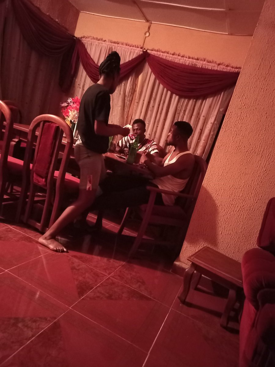 oyibo_ugbo's tweet photo. Get bush meat.. because of the burial actives that took place in the twin today, they sold out before we came back, so we had to make due with what they have which was garnished kpomo and cow meat.
#AwguWeekendGetaway https://t.co/UARefG4Y7w