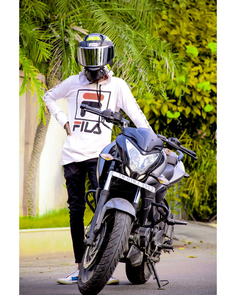 Remonivas2's tweet photo. 🥵𝐀𝐰𝐰🖤⚡ #mine #blacky #ns200black #blacklove #beast #ns200😍 #remonivas #remo https://t.co/xs96hifxb0