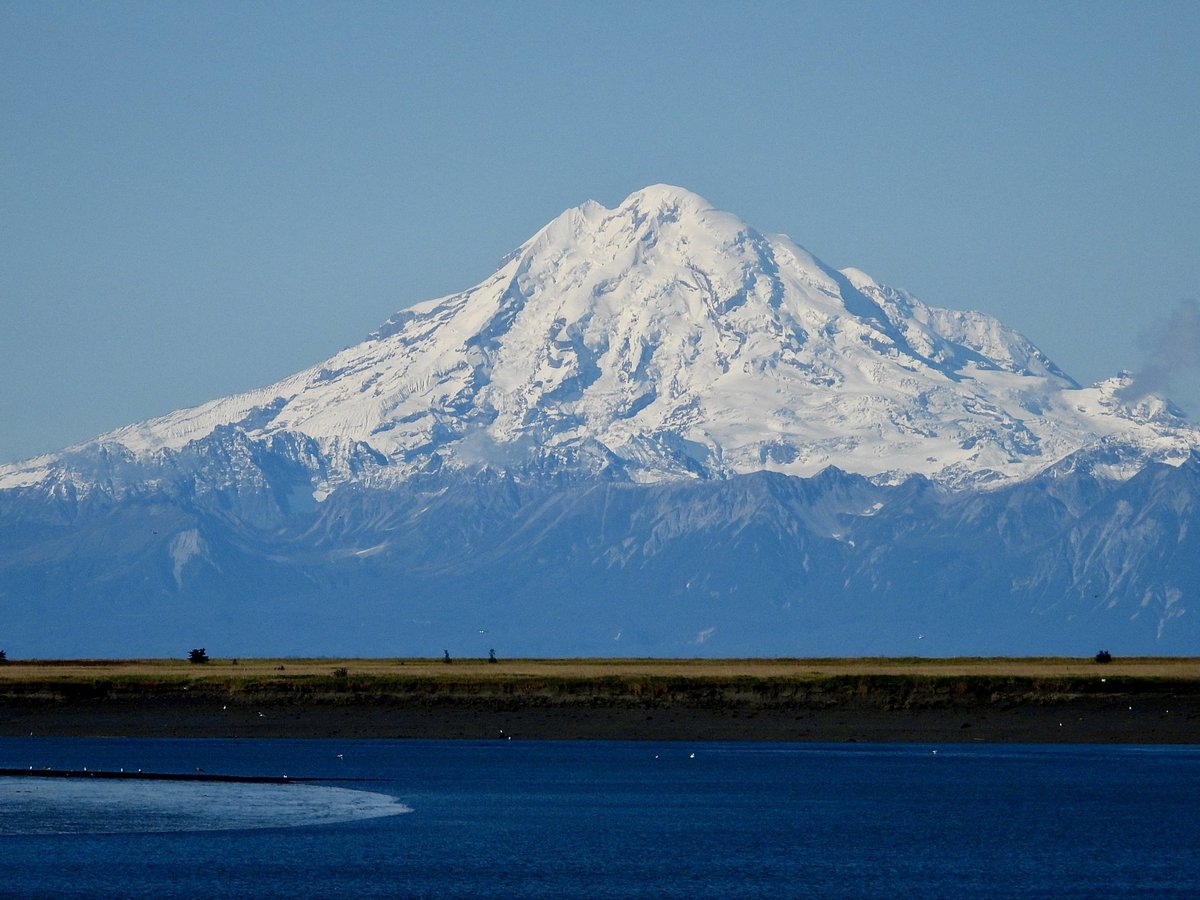 wineandxanax's tweet photo. What a beautiful day to try out my telephoto on the local volcanoes. This is one is Mt. Redoubt across Cool Inlet from the Kenai Peninsula. #alaskavolcano #mtredoubt #alaska https://t.co/meGNYIDnxp