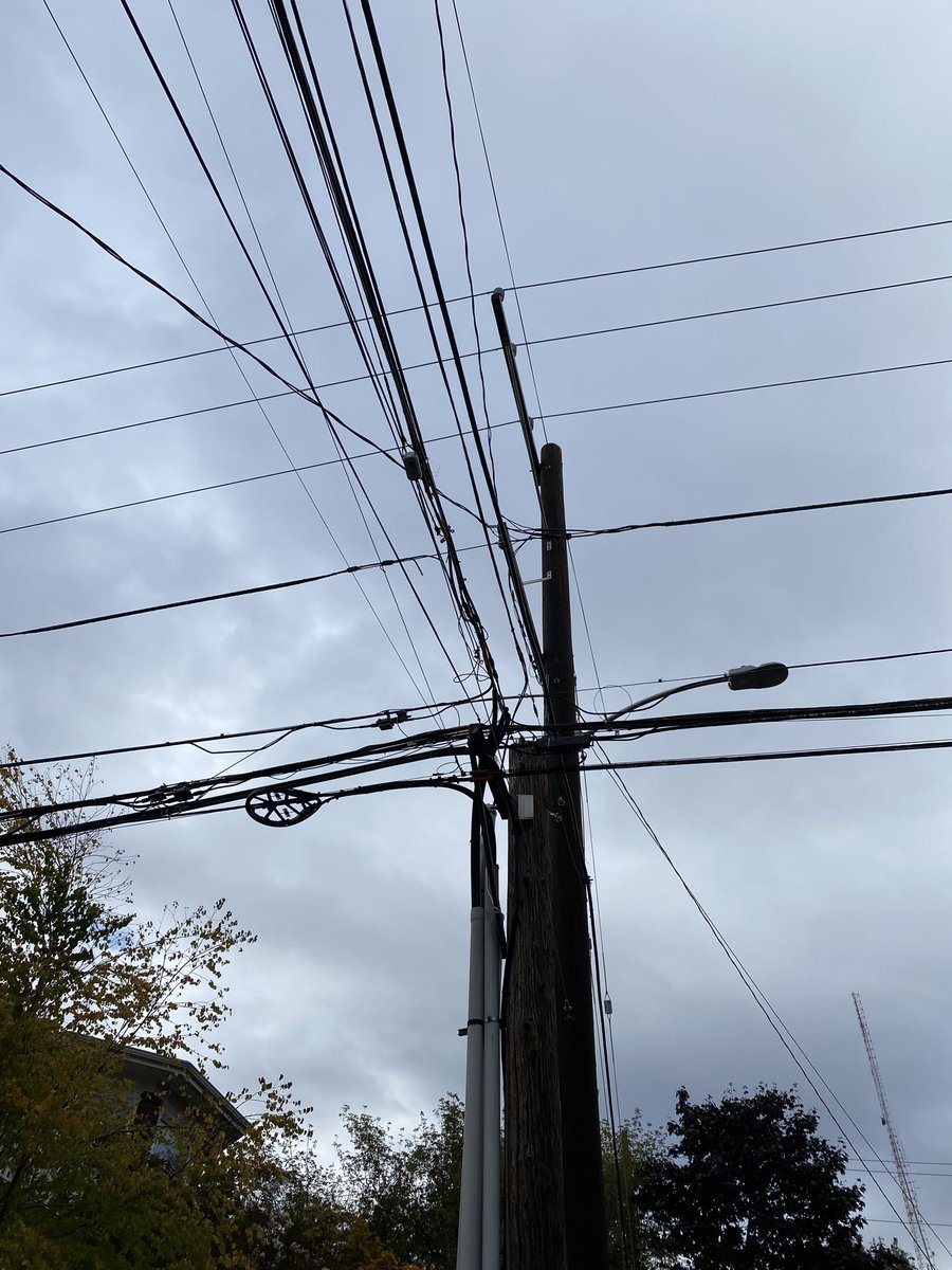 Aldcroft11's tweet photo. @CityofSeattle Seattle has the feel of the Wild West. Overhead lines should be buried. Ugly and most are now defunct. Pressure needs to go on providers. https://t.co/jbcrZb8JcX