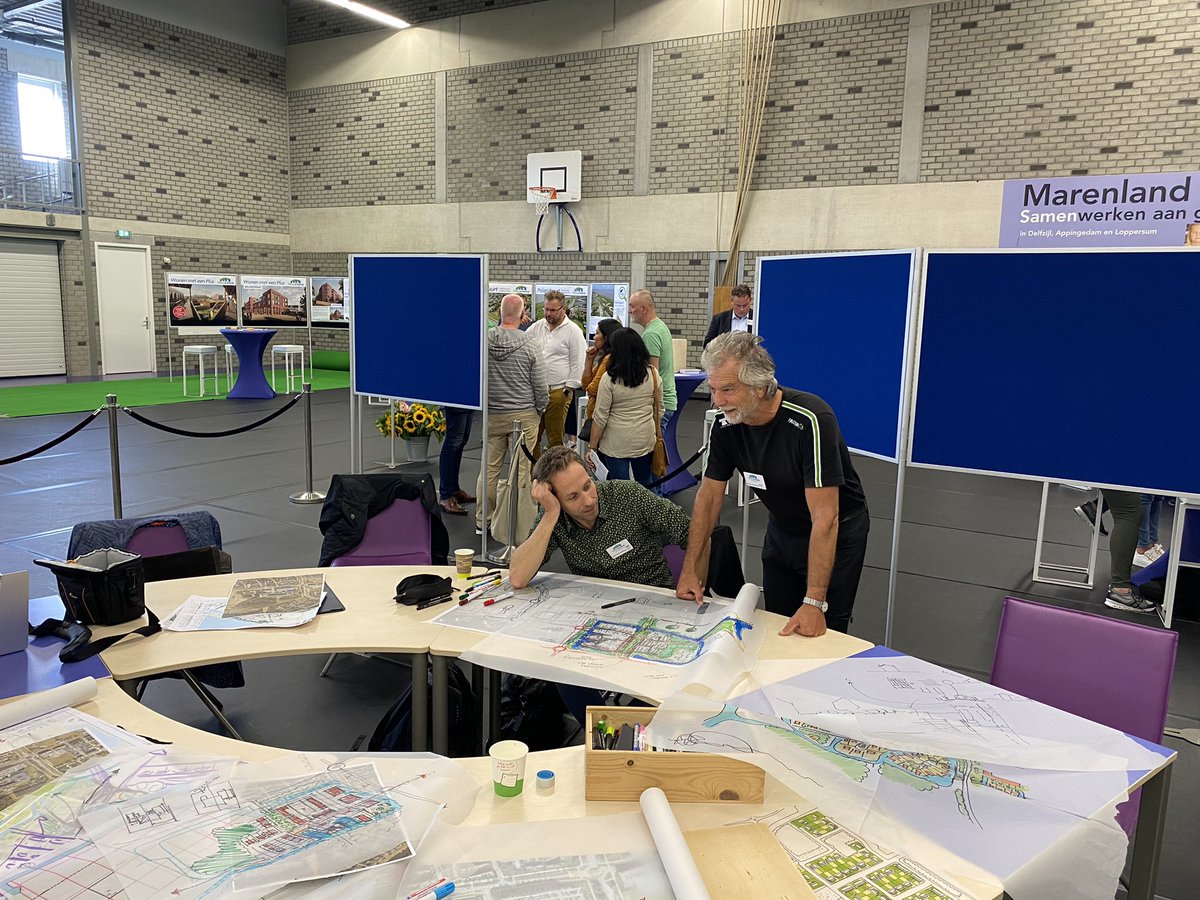 Burgerparticipatie in optima forma. Tijdens de woonbeurs (T)huis in Delfzijl hebben we twee dagen lang op de beursvloer geschetst op een nieuwe invulling voor het terrein van Delfzicht terwijl potentiële bewoners meekeken en meedachten over hun ideale woonomgeving.