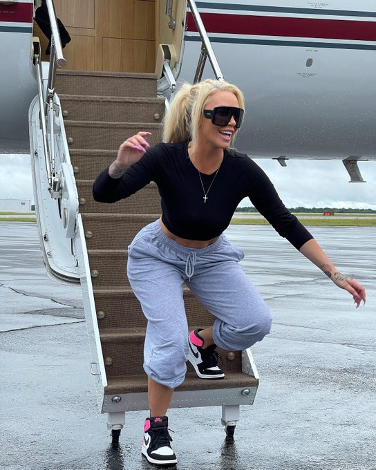 &ldquo;Ma&rsquo;am, no twerking on the private jet please.&rdquo; 😂🤍✈️ https://t.co/zAKtxPx2XN<a href="/tag/linkinbio"class="tags"><span>#linkinbio</span></a>