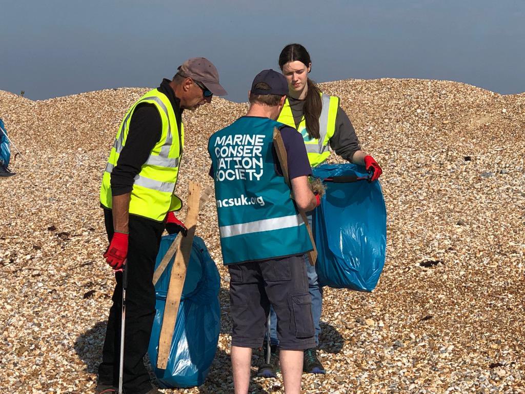 StrandlinersCIC's tweet image. #Worldcleanupday #Strandliners continued with their surveys on #plasticpollution at #Dungeness. Great day, over 300 items recorded per 100m. The @mcsuk #GreatBritishBeachClean #dataisevidence #stopatsource