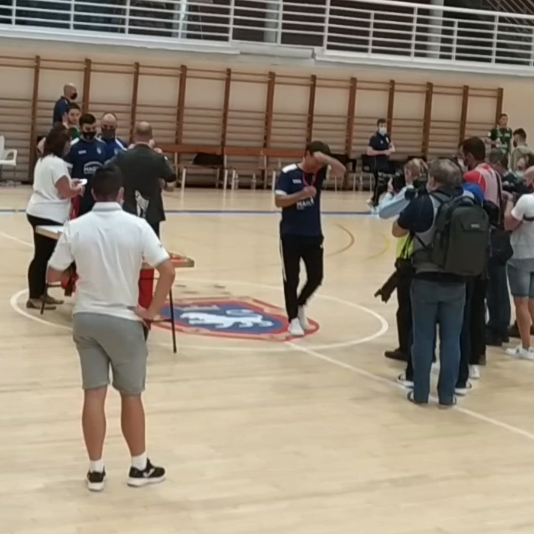 Citrix211's tweet image. Somos, somos, somos... Valores? Que poco deportivo eres Imanol Arregui. Quitarte una medalla de plata nada más ponértela dice mucho de ti. Puede no gustarte perder, a nadie le gusta. Pero hay que tener un respeto por la competición. Muy mal Sr. Arregui.  Vamos @RiberaNavarraFS