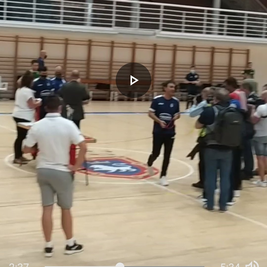 Citrix211's tweet image. Somos, somos, somos... Valores? Que poco deportivo eres Imanol Arregui. Quitarte una medalla de plata nada más ponértela dice mucho de ti. Puede no gustarte perder, a nadie le gusta. Pero hay que tener un respeto por la competición. Muy mal Sr. Arregui.  Vamos @RiberaNavarraFS