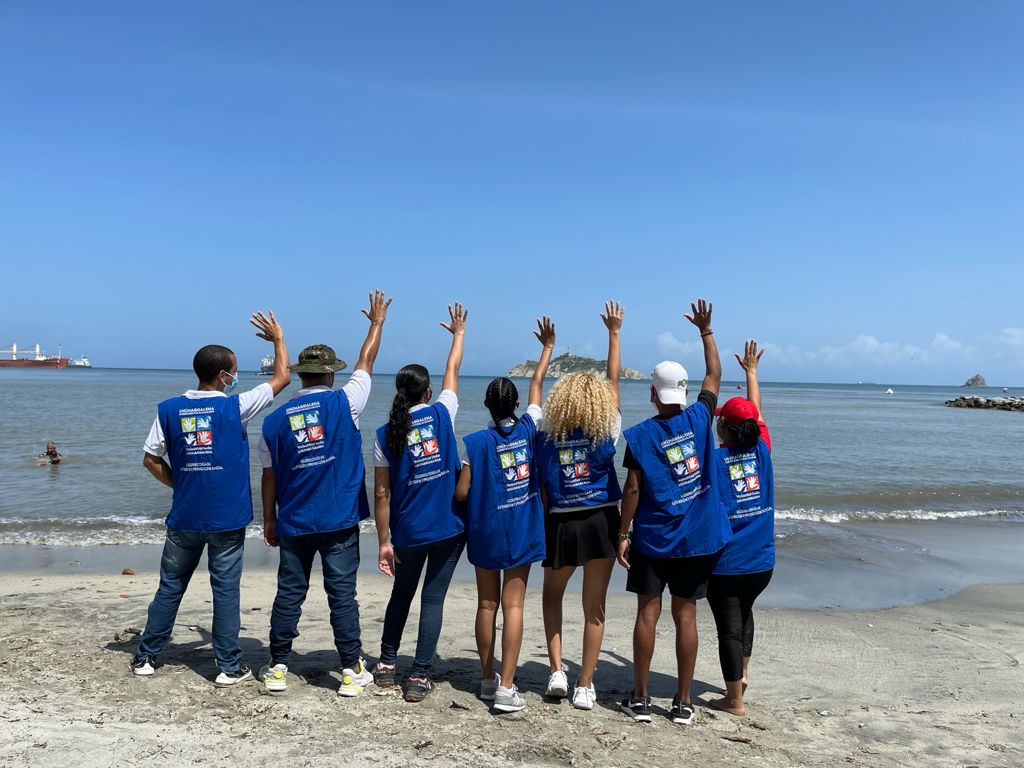 Unimagdalena's tweet photo. ¿Que si amamos nuestras playas? ¡Por supuesto que sí! y la invitación es a cuidarlas y valorarlas siempre. 
Punto ✅ para los estudiantes, voluntarios y la Familia @Unimagdalena que aportan a la conservación de los ecosistemas. 
👉Día Mundial de Limpieza de Playas ♻️🌊🏖️ https://t.co/4kCD4NiXmk