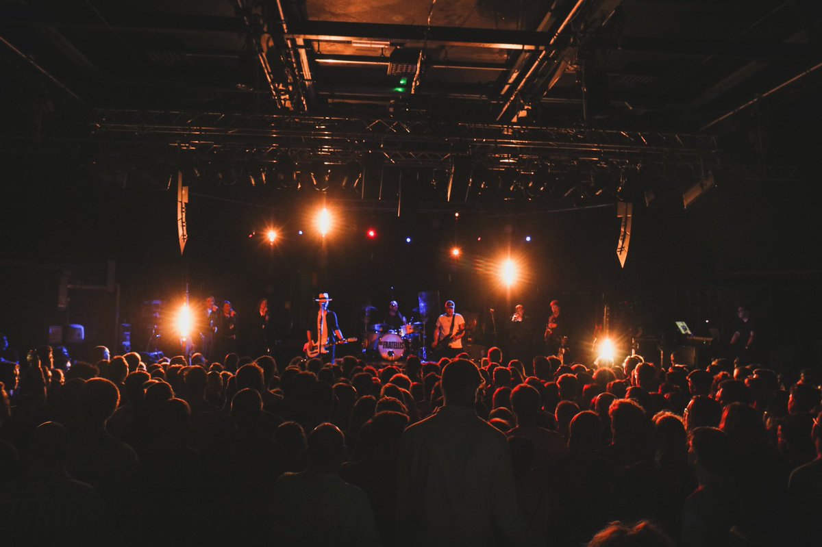 TheFratellis's tweet photo. CAMBRIDGE! You’re just fabulous aren’t you #FratellisLive

📸 @thejoeeley https://t.co/n5R0N8O10d