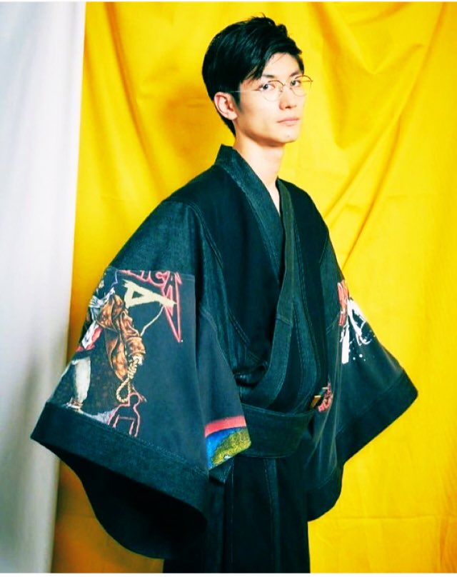 Istrice 銀魂2の舞台挨拶用の着物 右袖の模様の下部分に注目 いつから 君の衣裳に 首の柄が紛れ込むようになったんだろう 誰の指図 この舞台挨拶で 君は何処となく心そこにあらずだった気がする 唯一柳楽君のコメントに救われた 三浦春馬は自