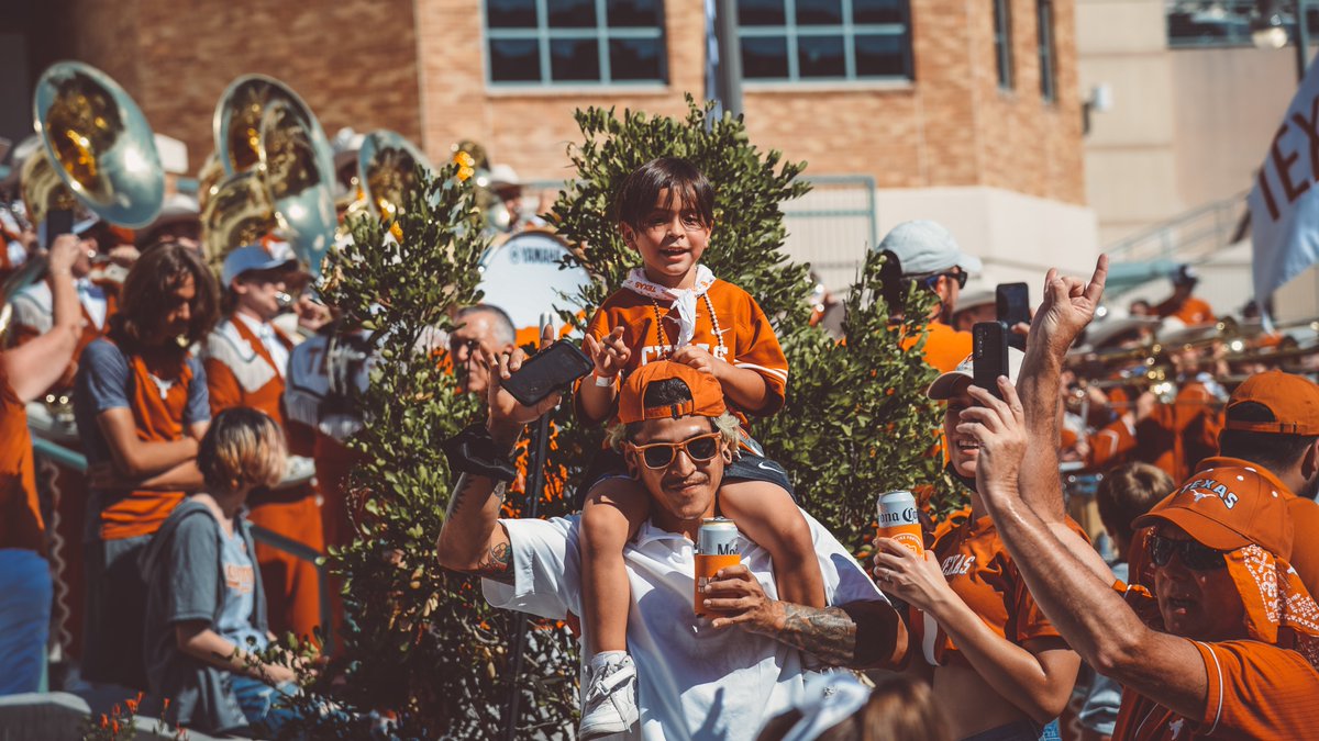 TexasLonghorns's tweet photo. If you're not at Bevo Parade, wyd? https://t.co/obrYMLjhJf