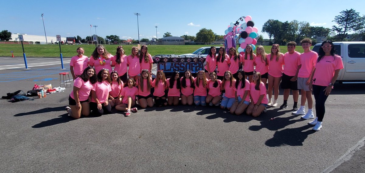 it_athletics's tweet photo. Class floats on display!  Congrats to the Sophomore class for taking 1st place! https://t.co/B637Wbj6iQ