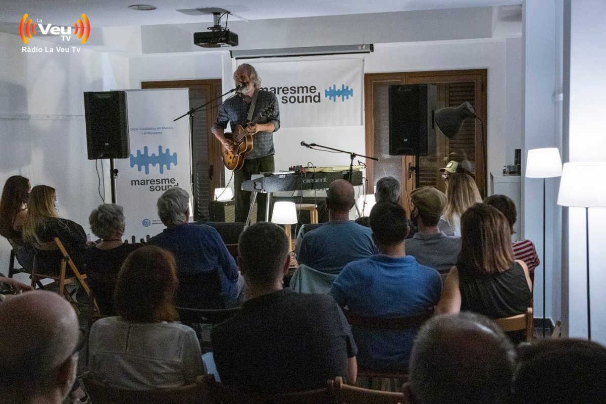 radiolaveutv's tweet photo. Format proper i acústic, @AlbertFreixas  ha estat l'encarregat d'obrir la segona edició del cicle Maresme Sound a @doriallibres  #Mataró
#tornamaresmesound @CulturaMataro 
@AiguamollRecord
📷@bautadivor https://t.co/Qp9qaNjDy2