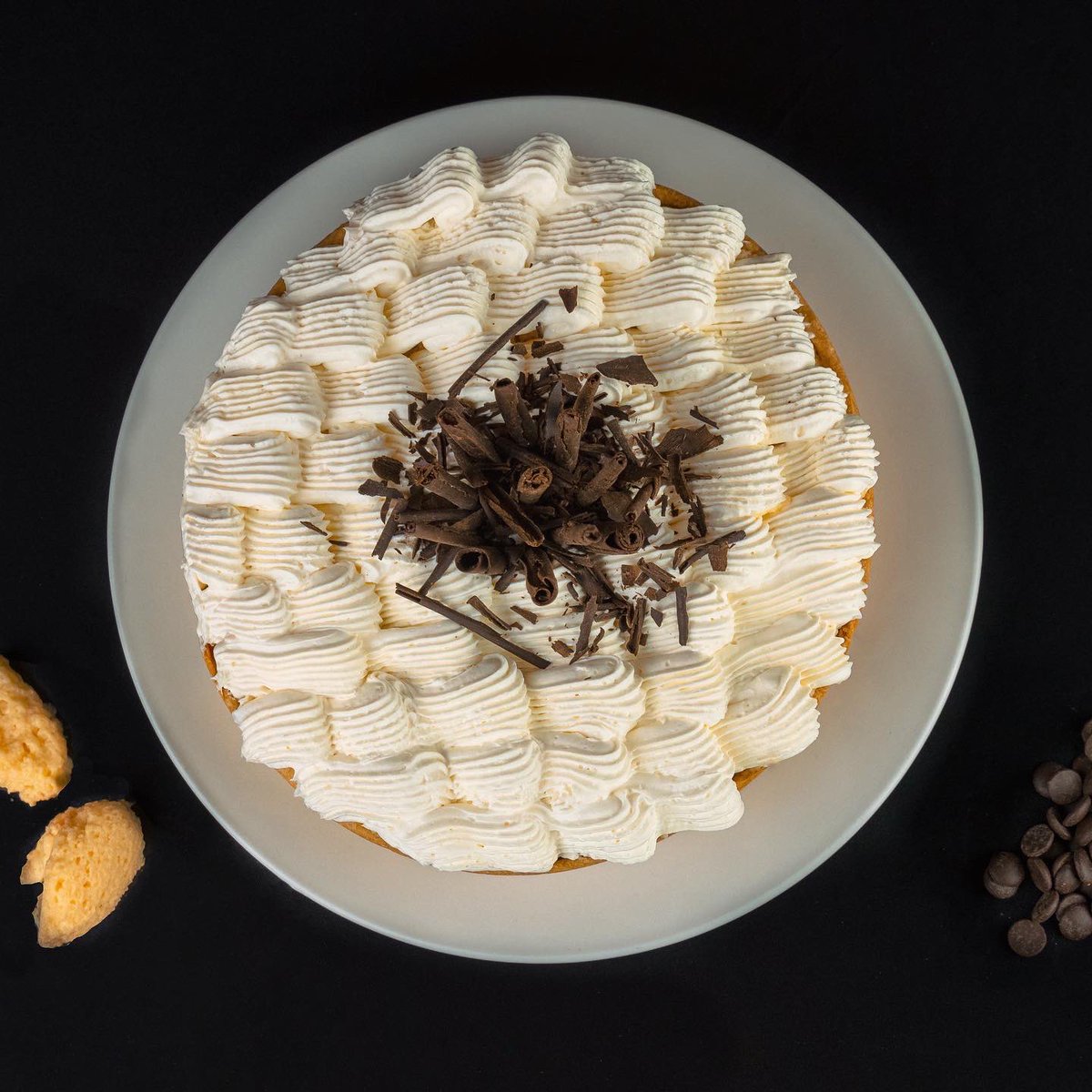 •Tarta “La Pasión” 🎂♥️✨•

Rellena con ganache de chocolate, crema bavaria de vainilla y chantilly artesanal, decorada con virutas de auténtico chocolate europeo, es una de las favoritas en casa 🏠🍫🍂

#LaPasión #PasteleríaFina #Pastel #Tarta #Chocolate #Pastelería #Oaxaca