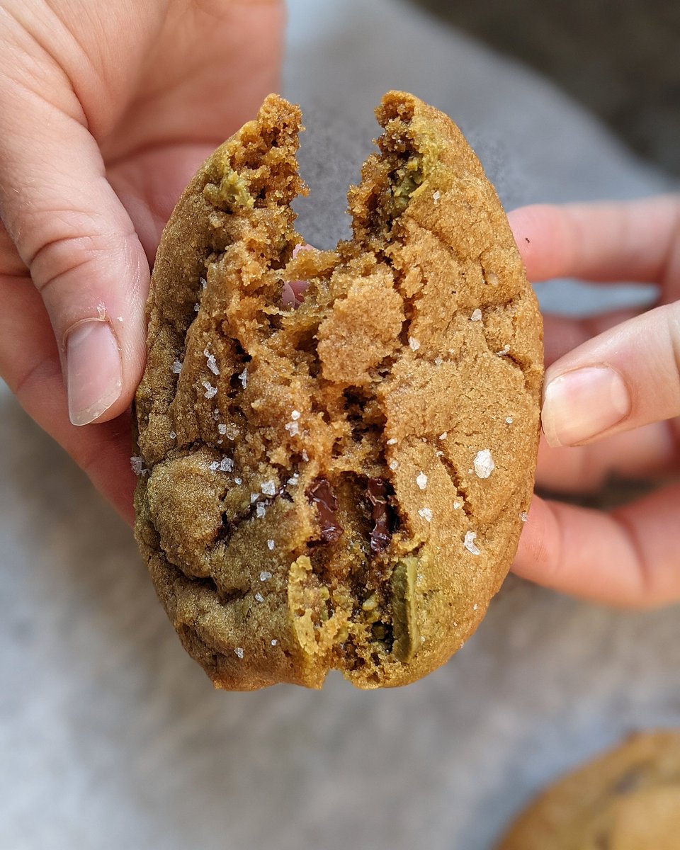 NPTEESSIDE's tweet image. Chewy brown sugar cookies filled with 72% dark chocolate and @LucocoaChoc #matcha white. Spot on with a Northern Rye flat white ✌️
#newcastlepopup #newcastlefood #cookies #ouesburnfood