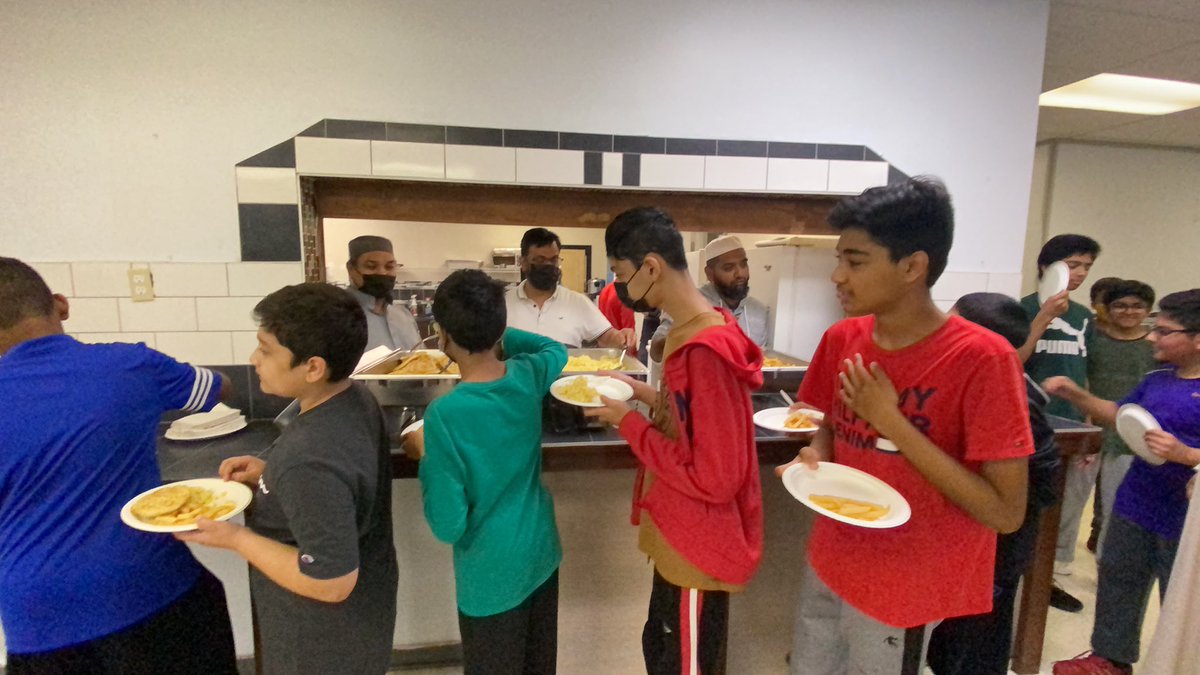 darulimanmosque's tweet photo. Fajar halaqah, Basketball &amp; Breakfast with Imam Nabil. Amazing to see our youth being connected with the Mosque. Kudos to our volunteers who help prepare breakfast for the youth and their parents. 

#fajar #basketball #breakfast #imam #youth #youthbasketball #quran #halaqah https://t.co/YAqlmqoCFS
