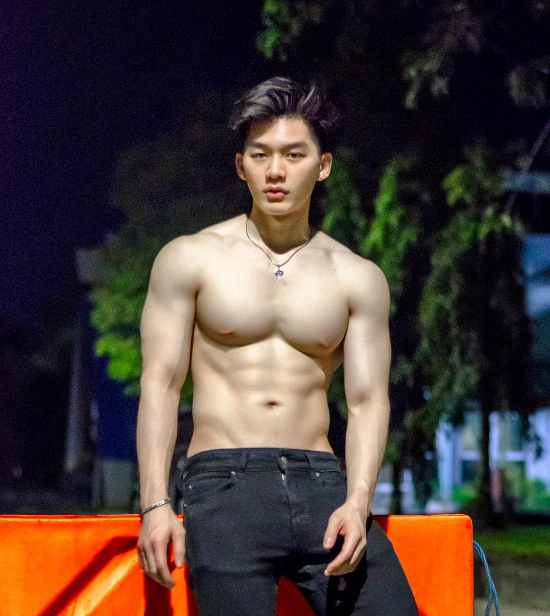 eedward_c's tweet photo. sering ditanya,motivasi ngegym apa?
ya biar pake baju apapun tetep bagus..gak pake juga bagus 😛 https://t.co/fpNUnQjQve