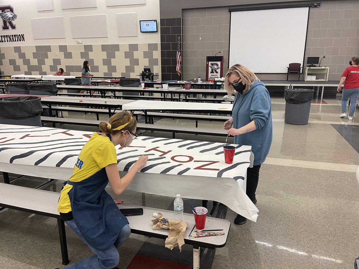 BlakeyNet's tweet photo. More HOCO decorating! 🦅 #WeROne https://t.co/Nt8MQrUoCH