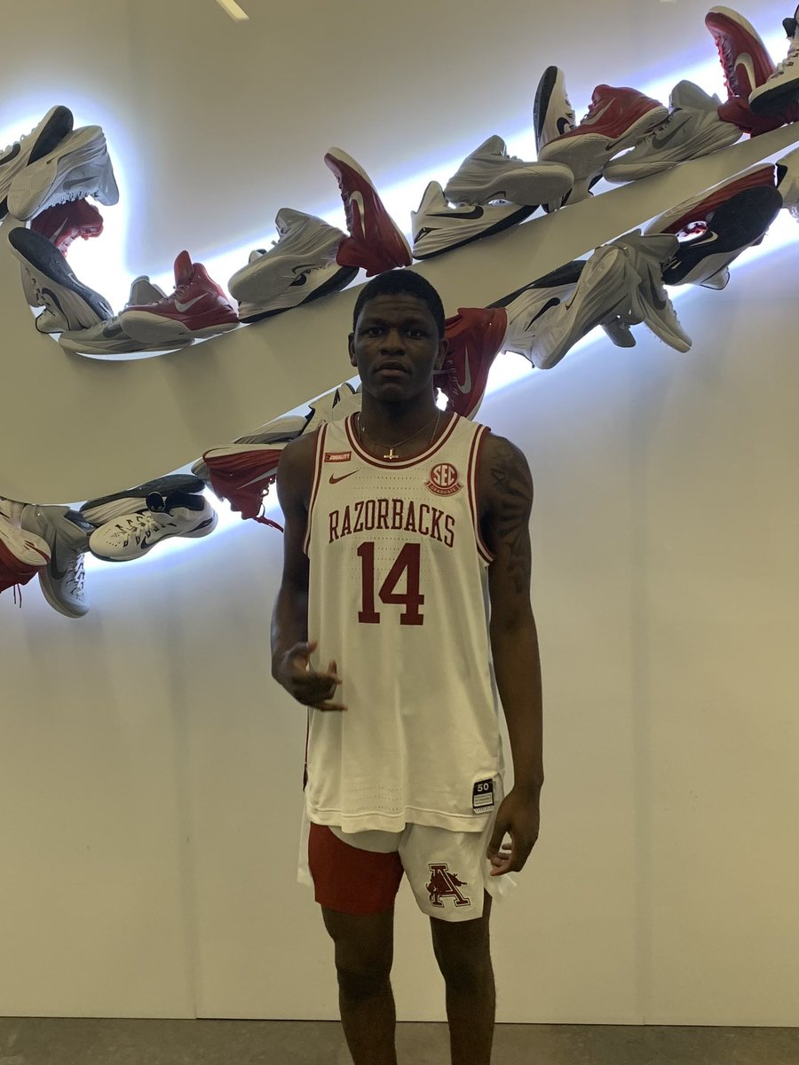 MikePoindexte10's tweet photo. 6’5 wing player @BrandonHartonJ1 @OnPointHoops took an unofficial visit to University of Arkansas today. Thank you @RazorbackMBB for the invite and being a great host. #ThePantherWay #believe🔑 https://t.co/dNcdZuGAd2