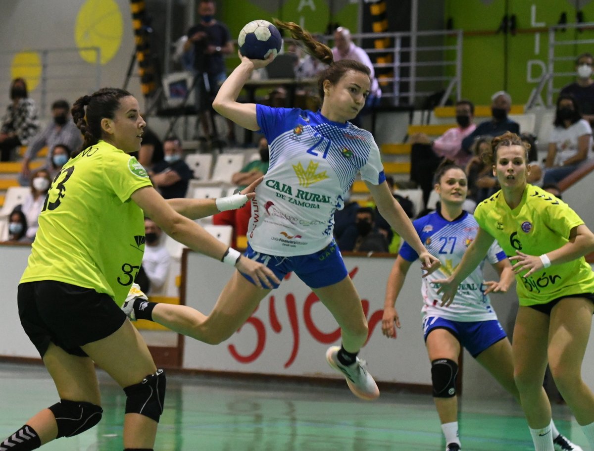 vggaribay's tweet photo. 📸ALBUM @vggaribay
🔗https://t.co/6k46V2fOoa

@cajaruralzamora Aula impone su ley en Gijón con apuros finales y estrena su casillero de puntos

🏆🤾‍♀️@RFEBalonmano @IberdrolaDHF J2
 🆚@BmAulaCultural 29-31 @CBLaCalzada https://t.co/RRKSYiaLfS