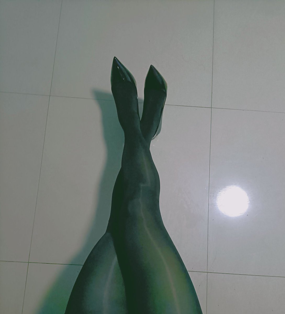 sama22322408's tweet photo. 阳痿早泄的废物贱狗🖤只是看着祖宗的腿就忍不住发情了吗?不过真是可惜呢～还没到你可以射精的时候呢～看你这么可怜就帮你开锁让你撸一下吧 🖤但是需要你的小废物在祖宗这里坚持10个数哦～做不到的话那就继续再锁一年吧~ 废物阳痿的小鸡巴处男～ #阳痿 ＃射精管理 ＃贞操锁 ＃锁奴 ＃骰子 https://t.co/pw776nEBhB
