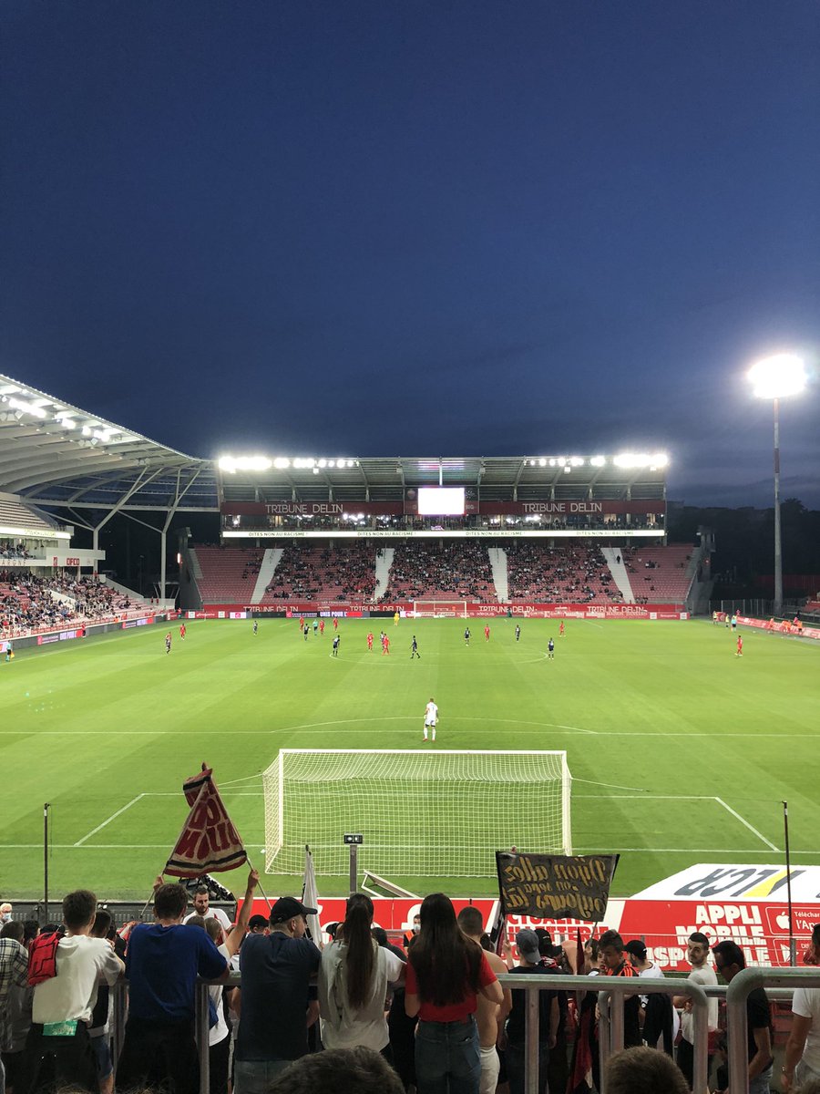 LaGeozone's tweet photo. Petit match de Ligue 2 du samedi soir !
⚽️ @DFCO_Officiel - @usldunkerque 
🏟 Gaston Gérard 
J8 de @Ligue2BKT 
Résultat : 2-0 pour le DFCO
Pas le match du siècle mais heureusement que les @lingons_boys sont là pour mettre l’ambiance ! 🎆
#DFCOUSLD https://t.co/gvAjOTlY9A
