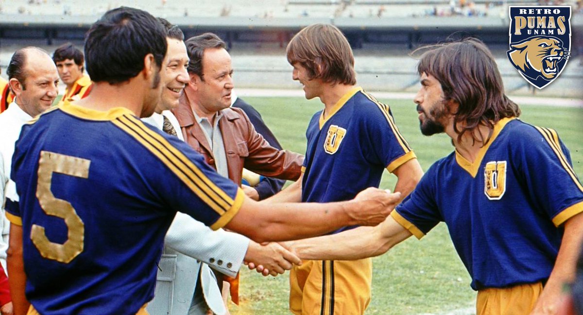 Retropumasunam's tweet photo. El yugoslavo Velibor "Bora" Milutinovic legó a los Pumas en 1972 y en la #FotoRetro se aprecía al rector Soberón darle la bienvenida. Aparecen el "capi" Héctor Sanabria y el brasileño Spencer Coelho. #PumasHistoricos https://t.co/gbsLL4DQiF