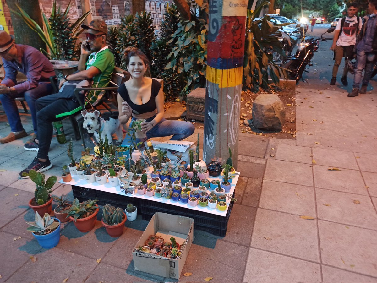 Mi esposa sufre de ansiedad y las plantas son su paz. Trabajar ha sido muy complicado para ella pero hoy emprendió este proyecto así que manden mucho fua para que le vaya bien y si están en Medellín pasen por el Carlos E y le compran una matica. Gracias y RT porfa