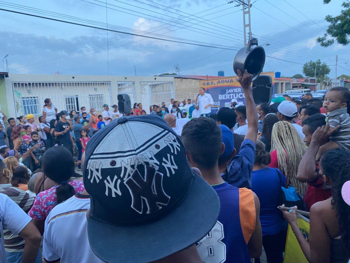 JAVIERBERTUCCI's tweet photo. "A Los Guayos llega el agua cuando llueve" así me dijo la gente.

Una muestra más de la falta de voluntad política por parte del candidato de Maduro. Gobernar no es maquillar por donde la reina pasa, hay que meterse en las entrañas del pueblo.

Este #21Nov eso cambiará. https://t.co/U2ss50ZdXj