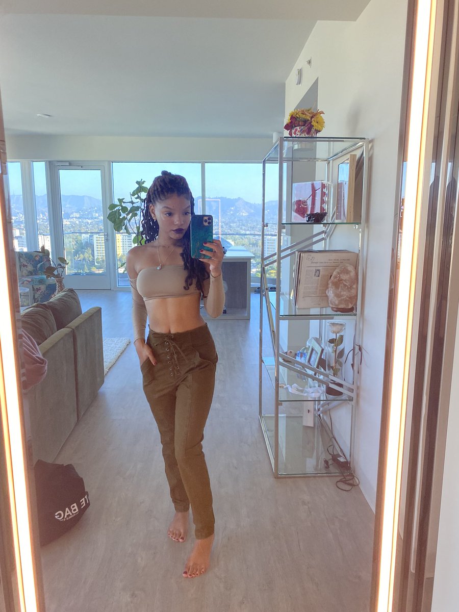 HalleBailey's tweet photo. hola 🤎 https://t.co/9U6t9adDIe