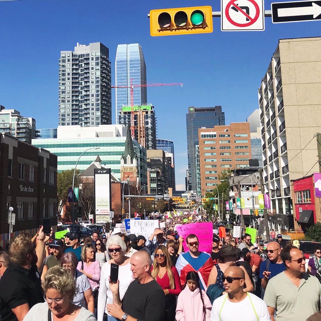 EdwardGaoPPC's tweet photo. I joined @MaximeBernier and thousands of Calgarians earlier today at the World Wide Rally for Freedom! Protesting the #vaccinepassport #vaccinemandate &amp; #lockdown - government incompetence is no excuse to take away our rights &amp; freedoms! #purplewave #voteppc #yyc #downtowncalgary https://t.co/WF8Cq1AgsD
