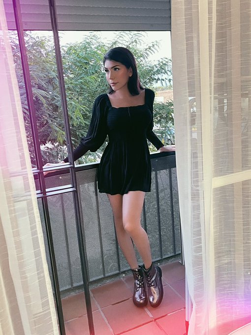 Romeo didn&rsquo;t show up on my balcony 😉🖤🌳🥾 https://t.co/p3V74BAUg0<a href="/tag/sexygirl"class="tags"><span>#sexygirl</span></a><a href="/tag/transgirl"class="tags"><span>#transgirl</span></a><a href="/tag/valentinaroyale"class="tags"><span>#valentinaroyale</span></a>